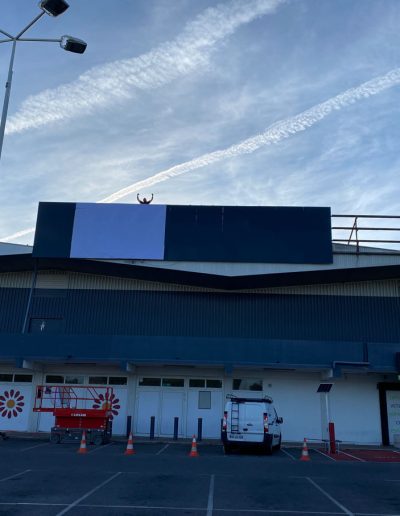 Installation d'une enseigne dans le Var